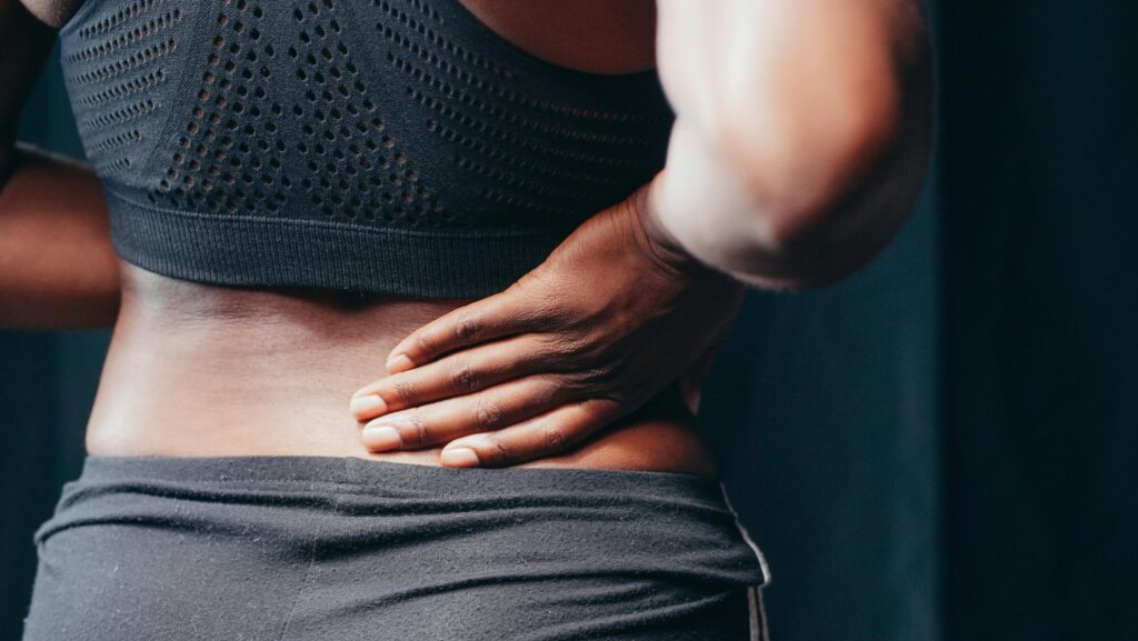 persona con dolor lumbar aplicando crema natural