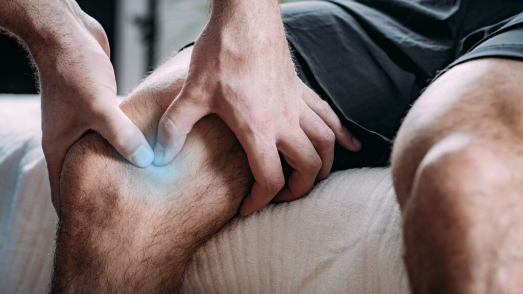 Persona aplicando Nirvedol Frío en la pierna después del gimnasio